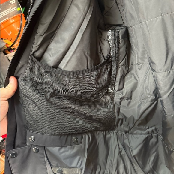 Helly Hansen Black Raincoat Weather-Resistant Outdoor Wear - Picture 4 of 4